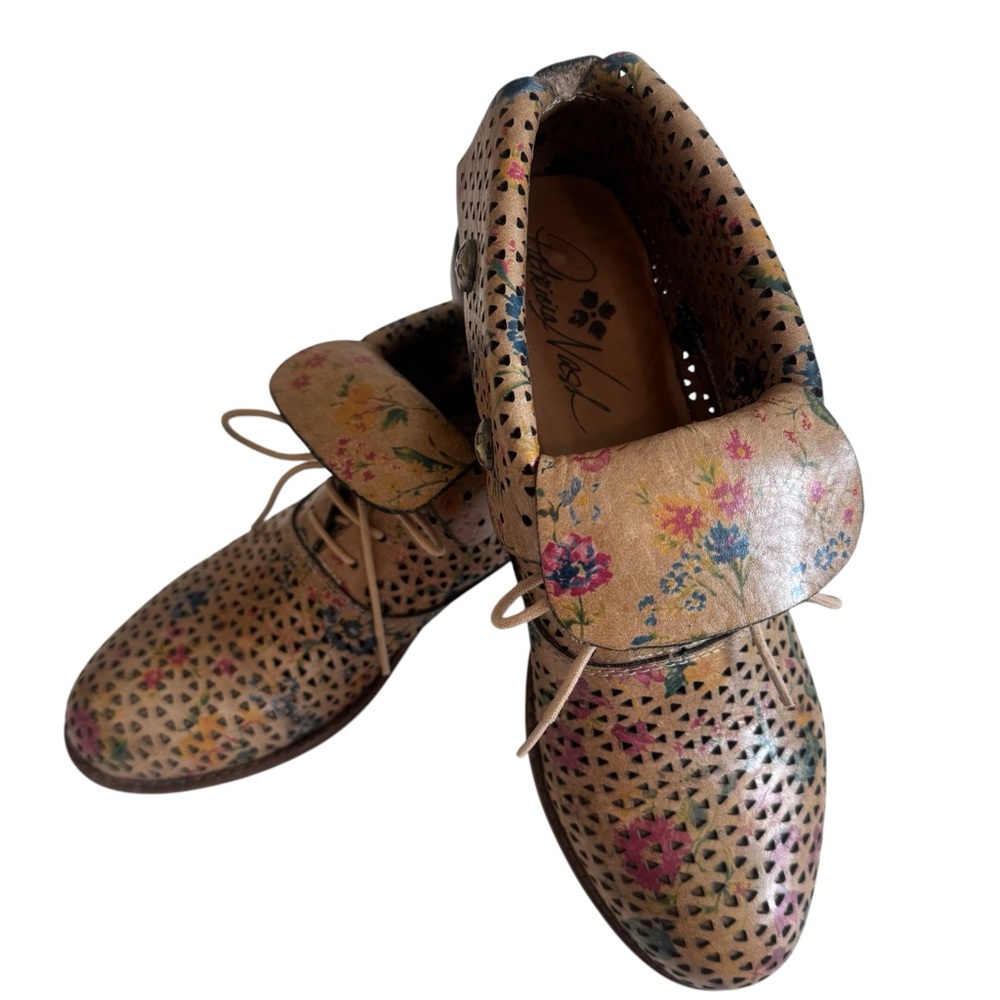 Patricia Nash SABRINA FLORAL Perforated Leather Brown Booties Ankle Boots SZ 10